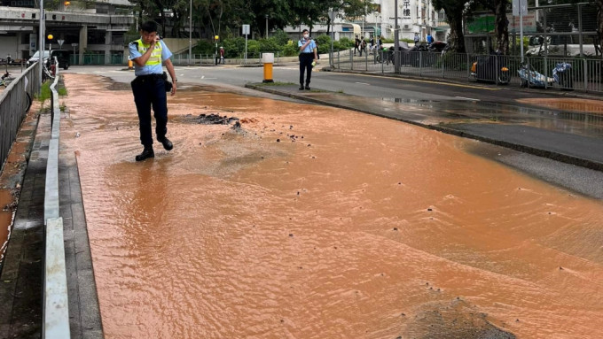 大埔宝湖道爆水管 泥沙冲路面待修。网上图片