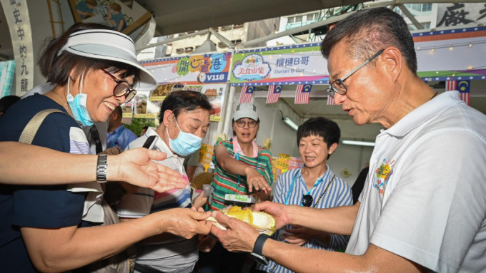 陳茂波在美食市集買了些貓山王榴槤，即場開了些與現場市民分甘同味。陳茂波Fb圖片