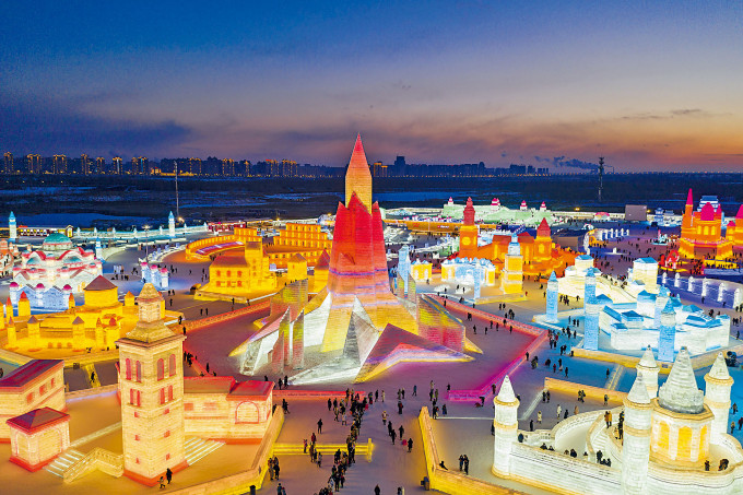 第二十二届哈尔滨冰雪大世界，展现由哈尔滨至东欧途经的十七个「一带一路」国家的风情。
　　