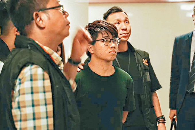 前香港眾志成員朱恩浩在機場被捕。