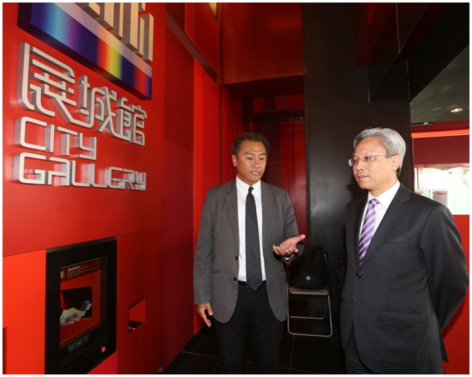 公务员事务局长罗智光(右)听取规划署长李启荣(左)介绍该署的工作和服务。政府新闻处图片