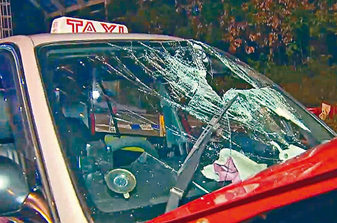 ■後座乘客拋出時撞爆的士車頭擋風玻璃。