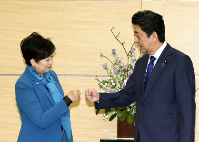东京都知事小池百合子（左）强调不会取消奥运。AP图片