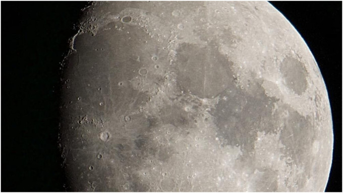 月亮有大面积阴暗区。天文台fb图片（摄：Boby Chim / 2022年9月6日 / #CWOS）