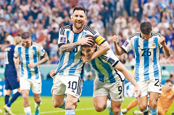 美斯（左）事隔八年再率阿根廷殺入世盃決賽。