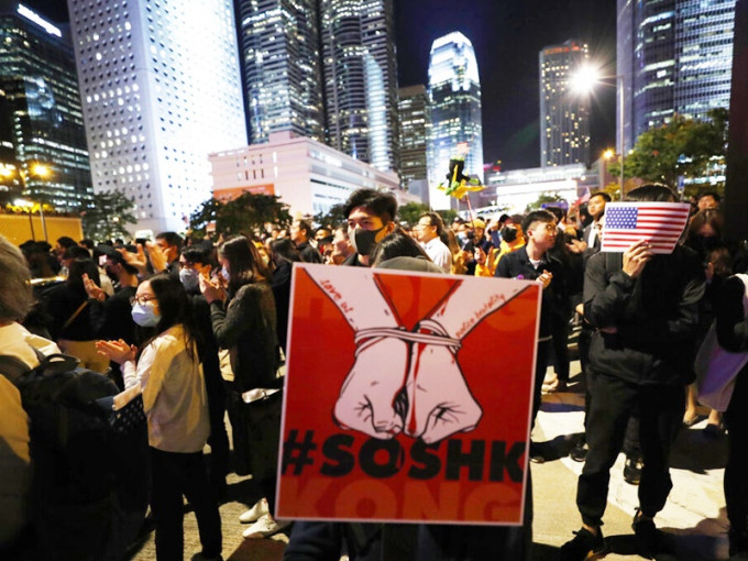 美两党参议员提联合法案，制裁香港推国安法官员。AP