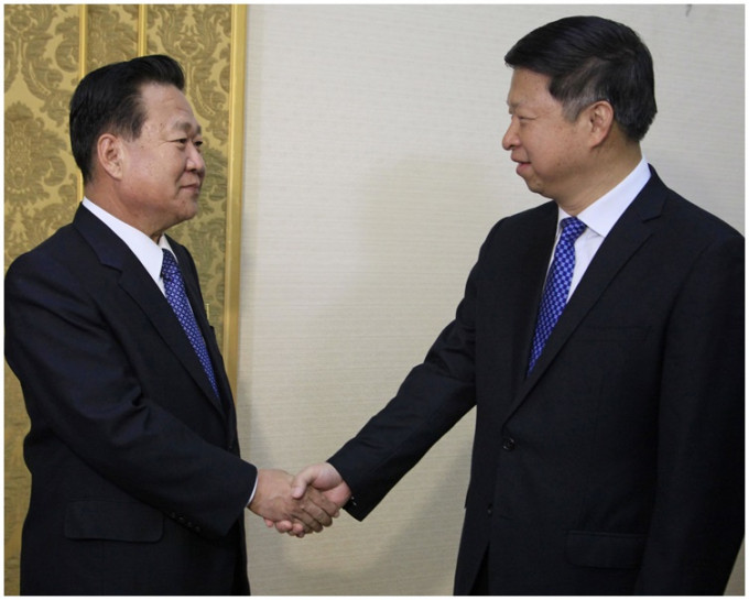 宋濤在北韓與崔龍海會面。AP