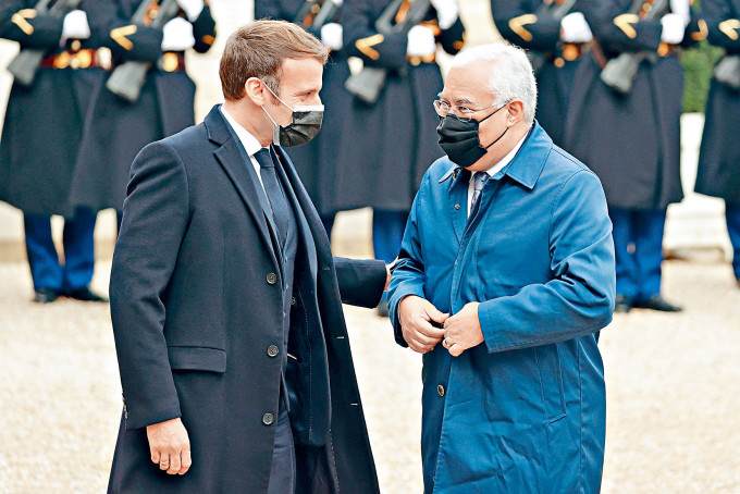 馬克龍(左)周三親迎到訪的葡萄牙總理科斯塔，在巴黎愛麗舍宮出席工作午餐會。