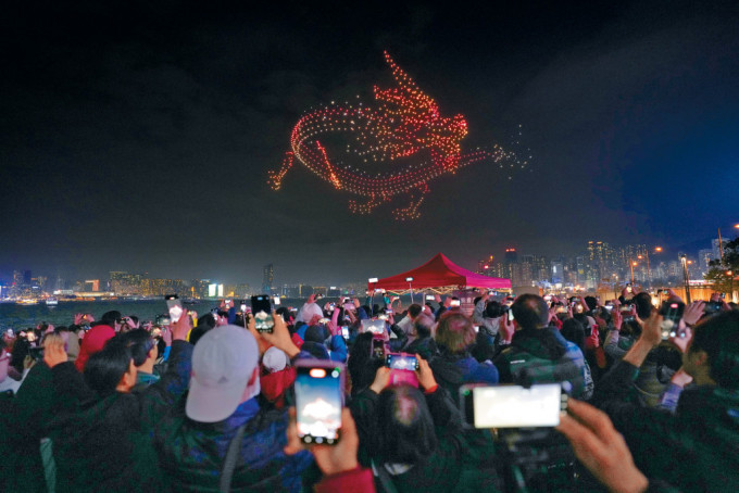 「缤纷香港」大型无人机灯光秀表演，昨晚在湾仔海滨上演。