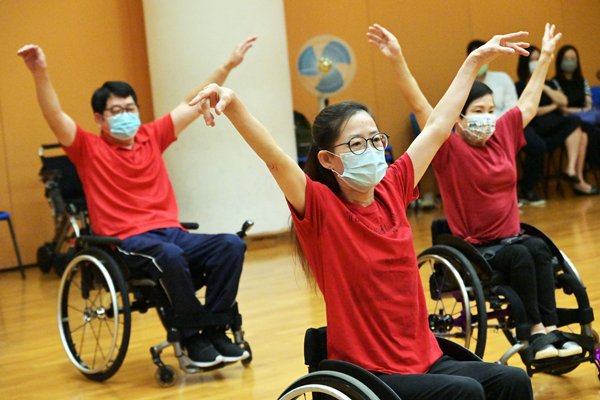 锺少琼（左二）认为跳轮椅舞让她感到自由，希望藉舞蹈传扬欢乐和正能量。政府新闻处图片
