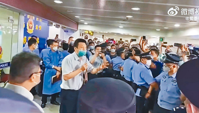 三亞機場工作人員表示將送旅客返回市區，引起鼓噪。