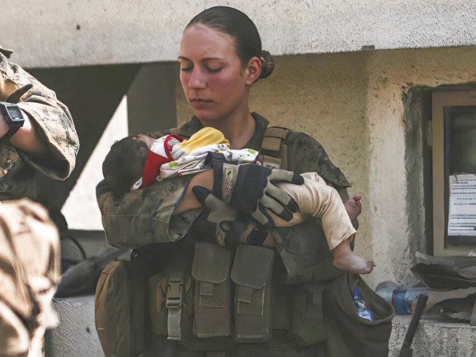 吉伊昔日抱着一名阿富汗婴孩的照片。AP图片