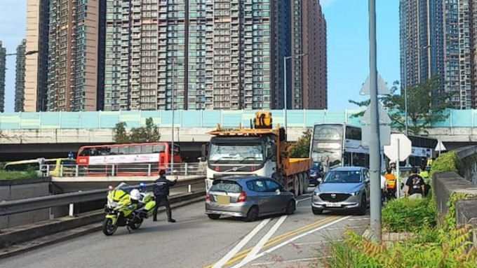 私家車與吊臂車相撞後掉頭。fb香港突發事故報料區圖片