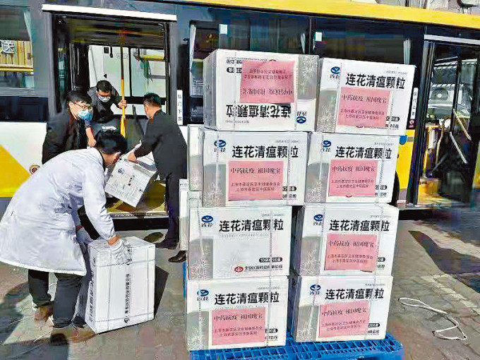 连花清瘟胶囊伴随生活物资，发放到上海市民手中。