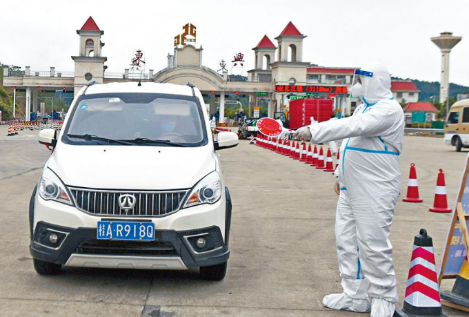 广西东兴严防边境输入疫情。