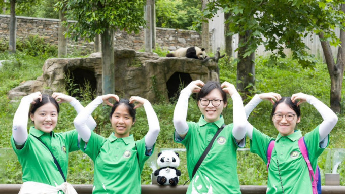 Customs YES成員到訪臥龍大熊貓基地 變身飼養員為國寶炮製美食。香港海關facebook圖片