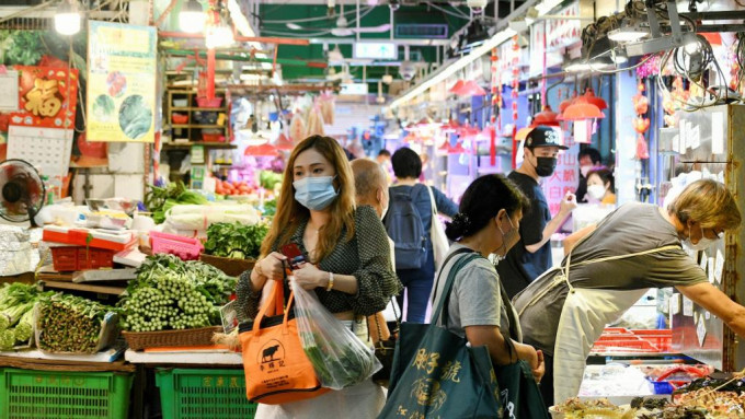 目前仍有不少公眾街市未安裝冷氣。資料圖片