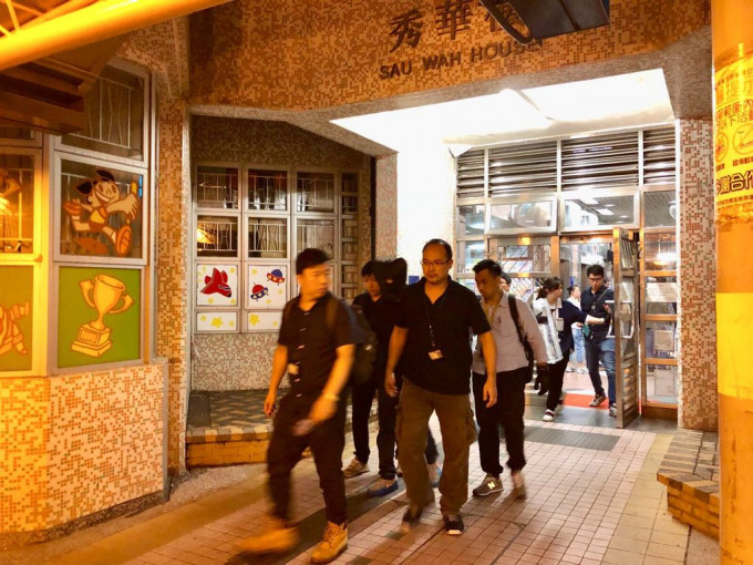 警方在秀茂坪邨秀華樓拘捕一名44歲男子。