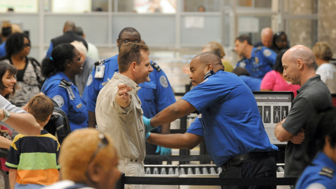 美国宣布7月起入境航班粉状物超过350毫升将禁登机。AP图片