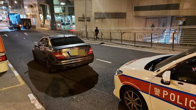 警方于葵涌石梨街截查一辆可疑私家车，并在车内检获少量可卡因。