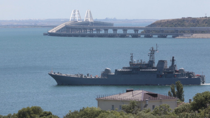上月克里米亞大橋關閉後，俄軍用登陸艦接載汽車和民眾。 美聯社