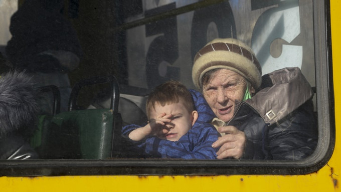 烏克蘭東部親俄地區繼續將平民撤至俄羅斯。AP圖片