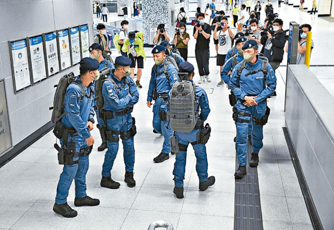 警方反恐特勤队、机场特警队及铁路应变部队在港铁会展站高调巡逻。