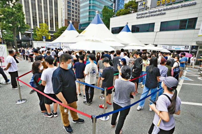 ■首爾市民排隊等候檢測。