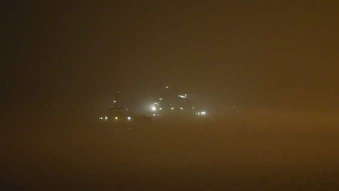 大雾笼罩笼罩港澳水域，青衣晚上发生撞船意外。