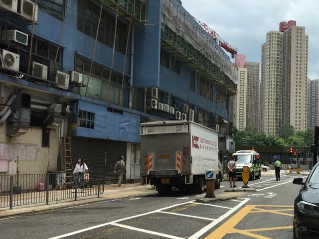 男子被車撞飛倒地。 香港交通突發報料區FB/網民Ting Ting‎圖