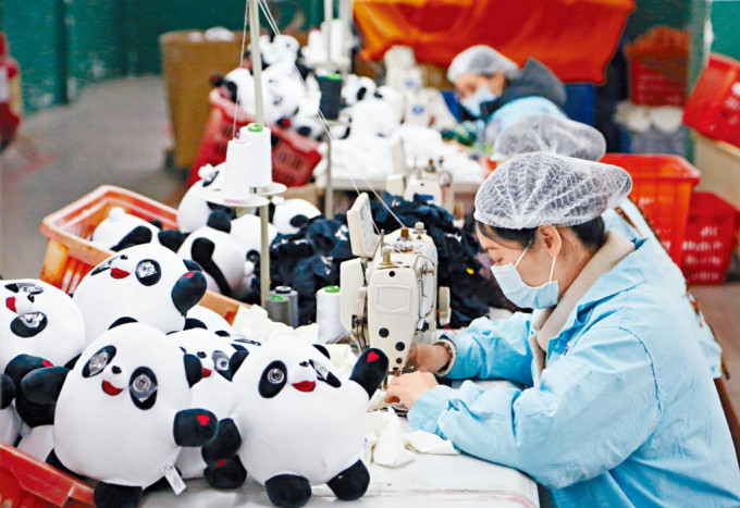 晋江港资玩具厂赶制冰墩墩投放市场。　