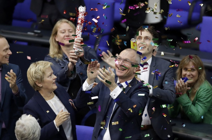 社民党与两个反对党表决后放纸炮庆祝。AP图片