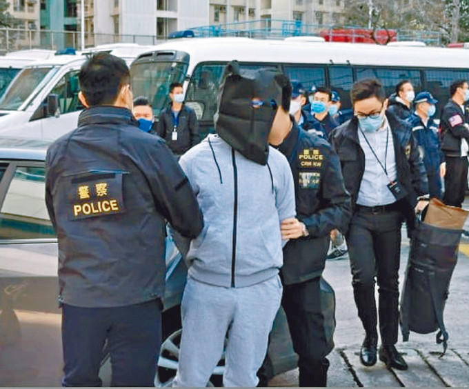 圖為十二港人案中，兩名無被起訴的未成年疑犯黃臨福及廖子文，被深圳公安押往深圳灣口岸，由本港警方接收。