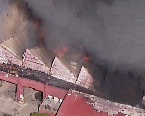 由于火势太猛烈回收厂的上盖倒塌。TWITTER