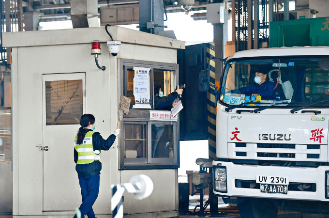 日前一名中港貨車司機確診，內地即收緊入境豁免檢疫資格。