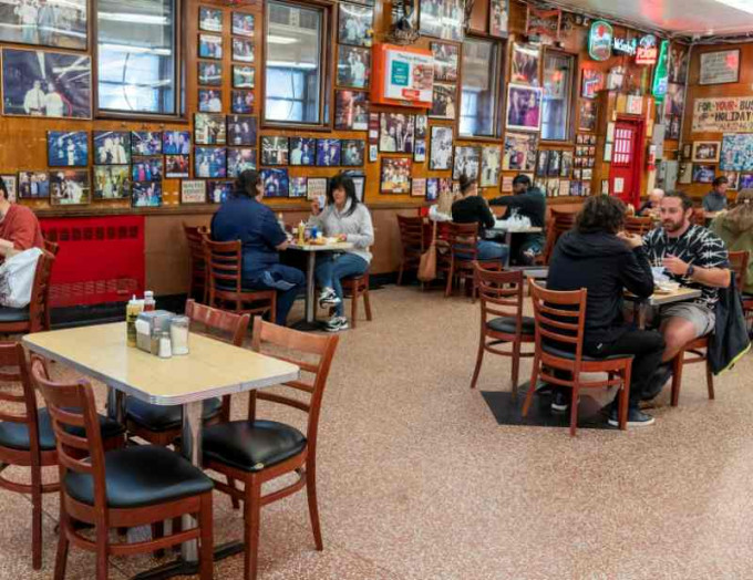 纽约市所有餐厅从12月14日起将再次停止室内堂食。AP