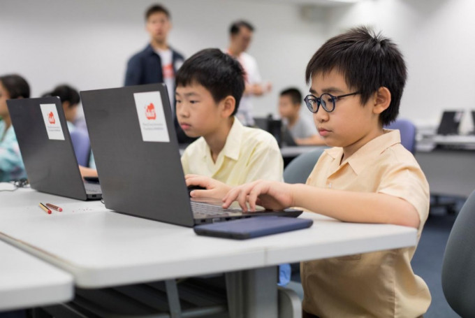 香港創新基金與信和推⼀⼈⼀電腦