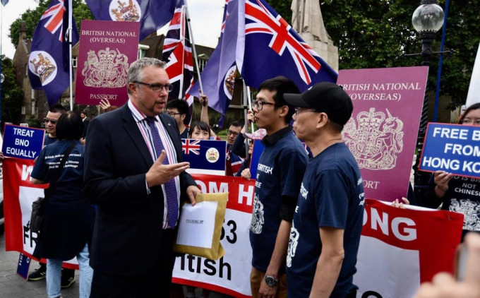 英國議員道布爾（Steve Double）接收請願信。Hong Kong Watch圖片