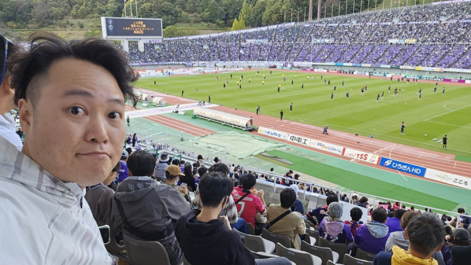 笔者入场观看三箭主场对大阪樱花的比赛，结果0:0闷和一场。加利李尔自拍