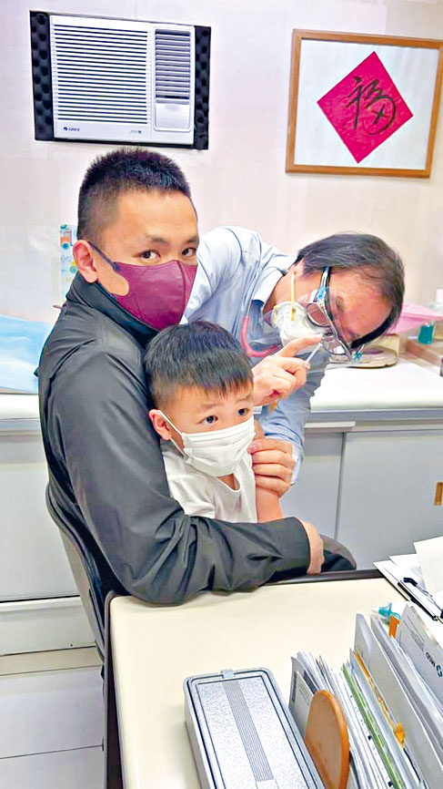 家长响应政府呼吁，带同学童接种疫苗。
