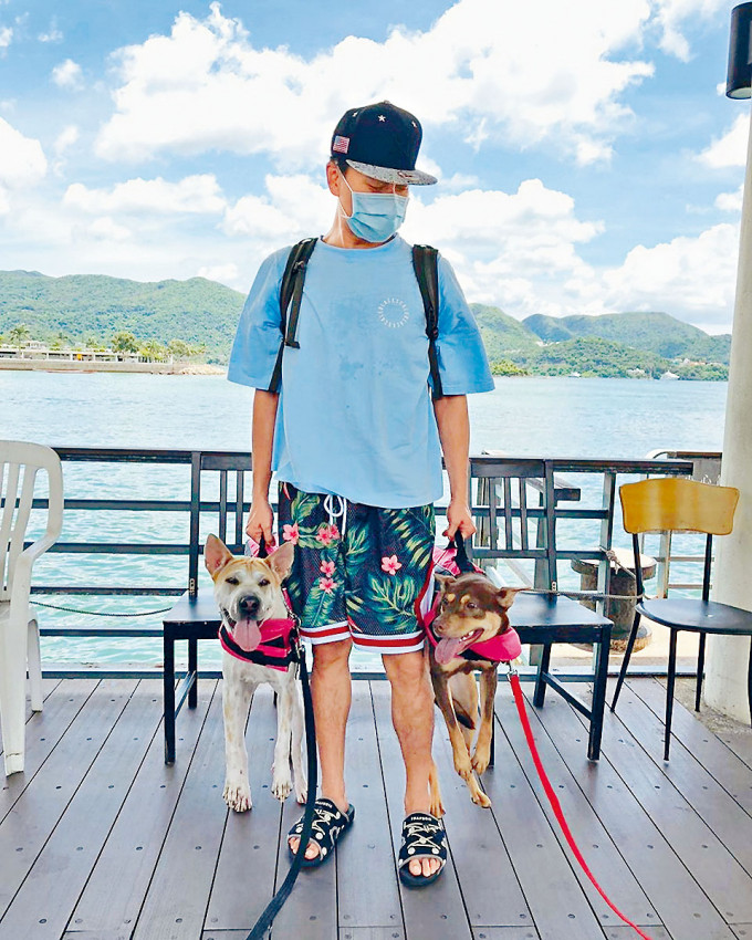 黃宗澤提着兩隻愛犬自嘲「係救生衣定新款手袋？」