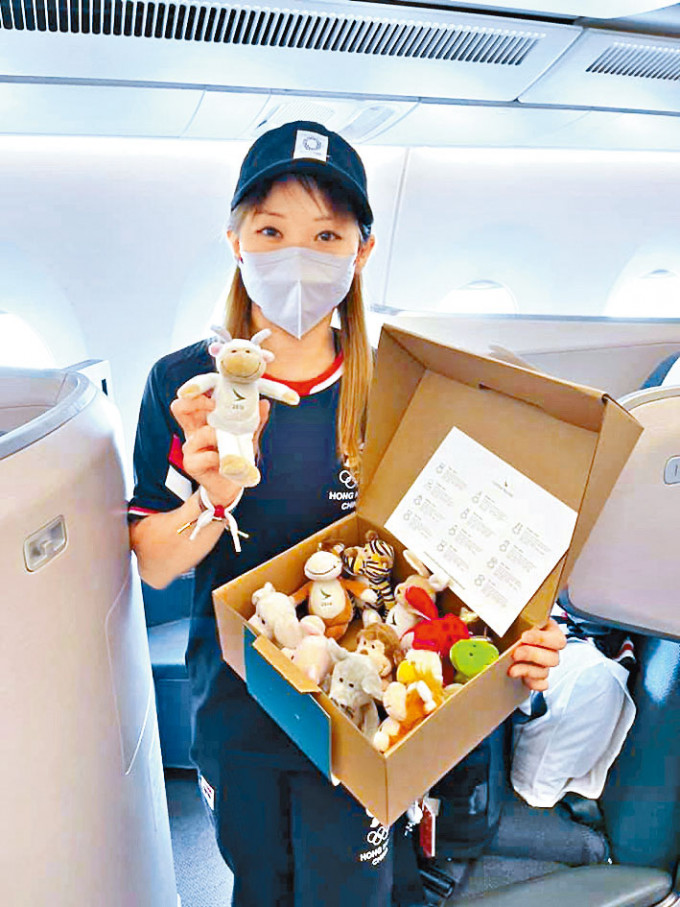 香港空手道女将刘慕裳获航空公司送赠纪念品。