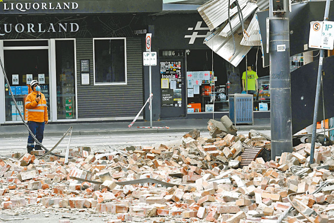 墨爾本教堂街購物區有建築物於地震中損毀，瓦礫散落路邊。