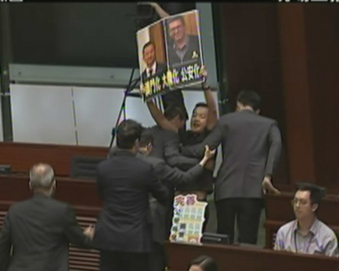 陈志全被赶离开会议厅。有线电视图片
