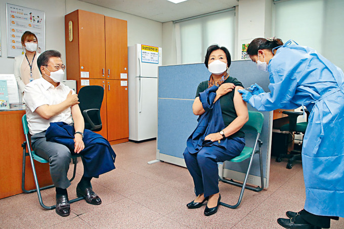 南韩总统文在寅夫妇昨日接种牛津疫苗，冀消弭民众对该疫苗的疑虑。