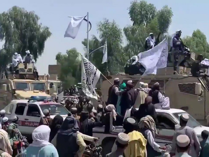 塔利班在坎大哈巡遊，　展示美軍遺留軍備。網圖