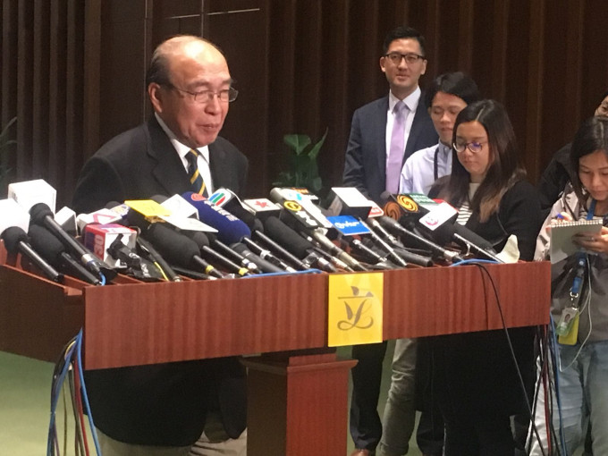 就議會目前現像，黃宏發認為特首有責任作調停。