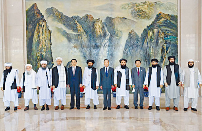 王毅在天津会见阿富汗塔利班代表团。