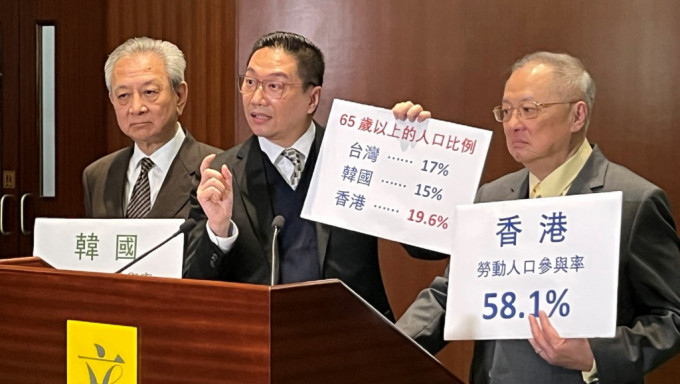 （右至左）自由黨立法會議員張宇人、邵家輝及易志明回應輸入外勞問題。陳俊豪攝