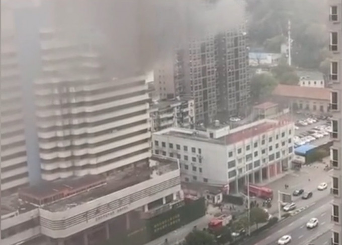 武漢中南大酒店發生火警，濃煙升上半空。網上影片截圖